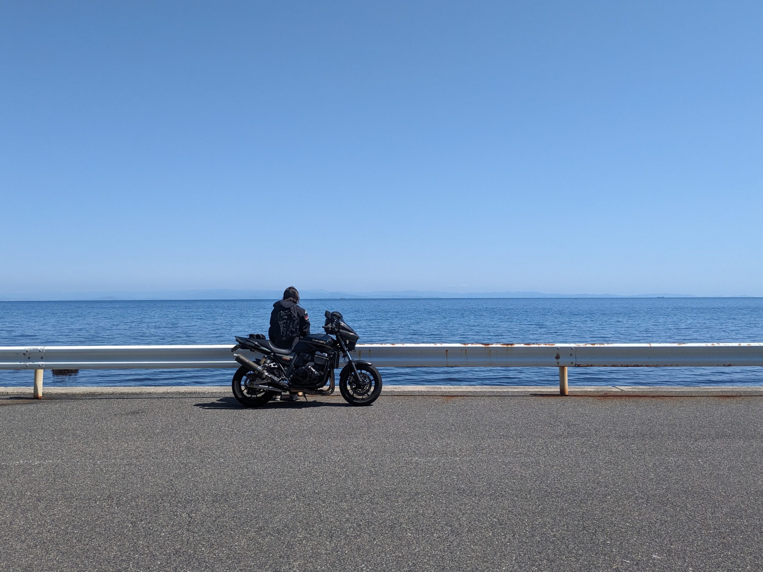 バイクと海